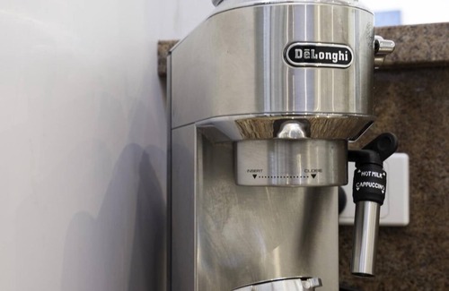 Fairfield Casa | StayCentral - Fairfield 4Br Home - Perry St, Fairfield - 4 Bedrooms, 6 Beds, 1 Bathrooms, 1 secure undercover parking spot and free street parking.