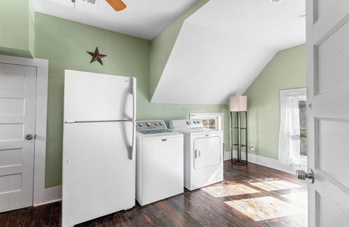 Sherman Casa | StayCozy: Walnut DowntownDelight