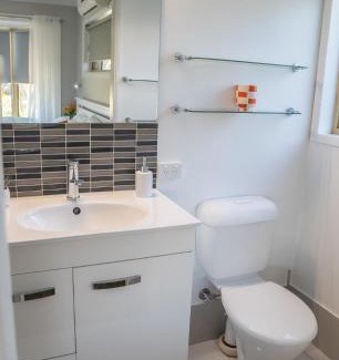 Urraween Casa | Stays with Ripley 3 min to hospital and beach Pet friendly