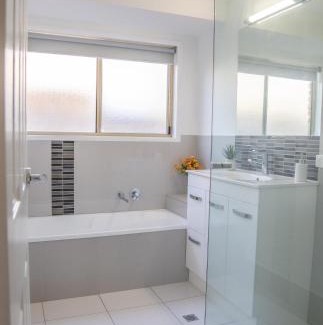 Urraween Casa | Stays with Ripley 3 min to hospital and beach Pet friendly