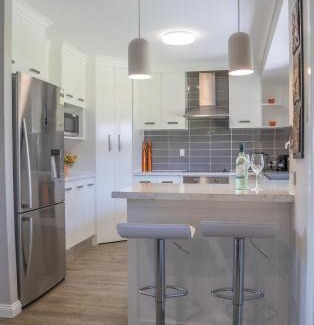 Urraween Casa | Stays with Ripley 3 min to hospital and beach Pet friendly