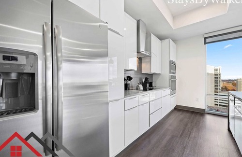 Second Ward Condominio | StaysByWalker Lux 2BR Uptown! Spa/Gym/KingBed