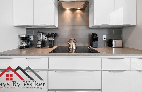 Second Ward Condominio | StaysByWalker Lux 2BR Uptown! Spa/Gym/KingBed