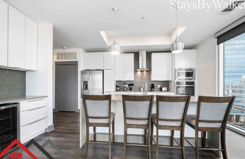 Second Ward Condominio | StaysByWalker Lux 2BR Uptown! Spa/Gym/KingBed