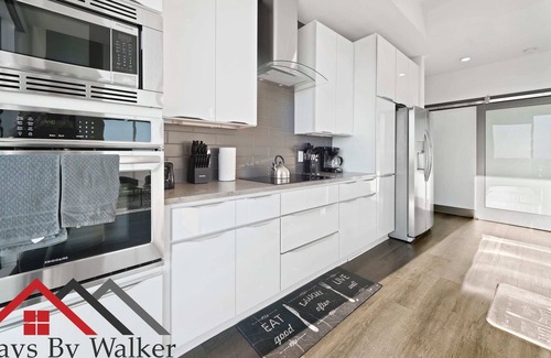 Second Ward Condominio | StaysByWalker Lux 3BR Uptown! Spa/Gym/KingBed