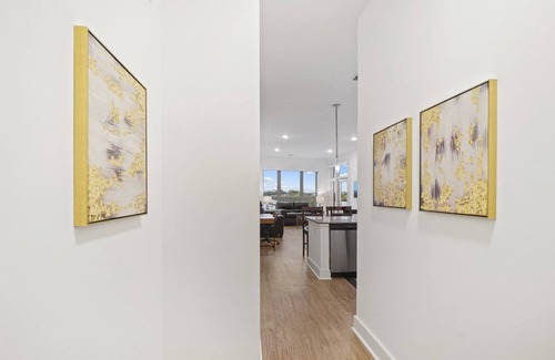 Second Ward Condominio | StaysByWalker Uptown 3BR KingBeds/Gym/Parking/Desk