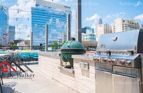 Second Ward Condominio | StaysByWalker Uptown 3BR KingBeds/Gym/Parking/Desk
