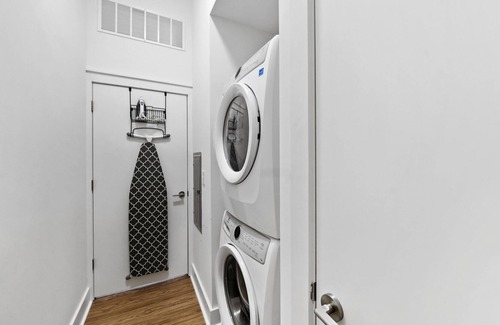 Second Ward Condominio | StaysByWalker Uptown 2BR KingBeds/Gym/Parking/Desk