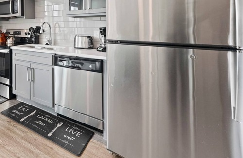 Second Ward Condominio | StaysByWalker Uptown 1BR | Spa/Gym/KingBed/Parking