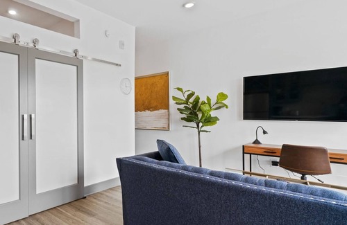Second Ward Condominio | StaysByWalker Uptown 1BR | Spa/Gym/KingBed/Parking