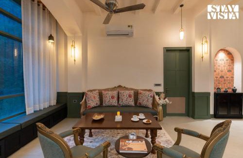 Kumarhatti Apartamento | StayVista at Raga Living with Mountain Views, Jacuzzi