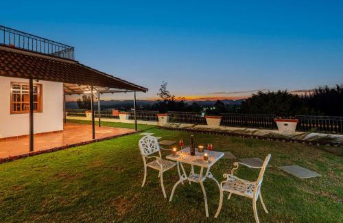 Pudumund Cama Y Desayuno | StayVista at The West Wind 5BHK Villa ooty comp Breakfast