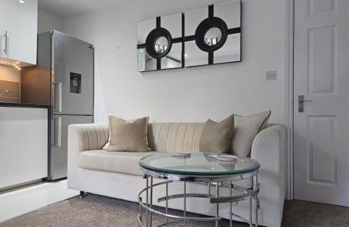 Woking Apartamento | StayZen Apartments - Private Garden & Free Parking Ground Floor Central Woking - Business & Leisure