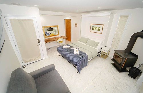 Langford Cama Y Desayuno | Steam, Swim & Unwind: Your Private Wellness Haven!