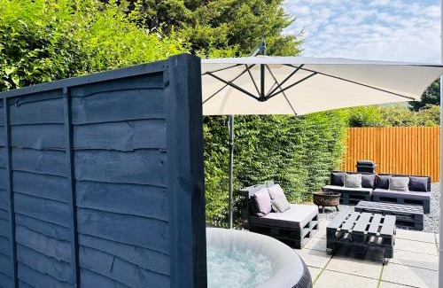 Port Talbot Casa | Steel Town Lodge - Comfy Home in Port Talbot with Hot Tub & Dart Board