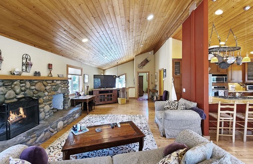 Tahoe Sierra Estates Casa | Steeple Retreat - 3 bedroom, 2.5 bath - close to Tahoe City