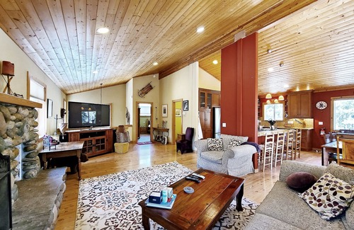 Tahoe Sierra Estates Casa | Steeple Retreat - 3 bedroom, 2.5 bath - close to Tahoe City