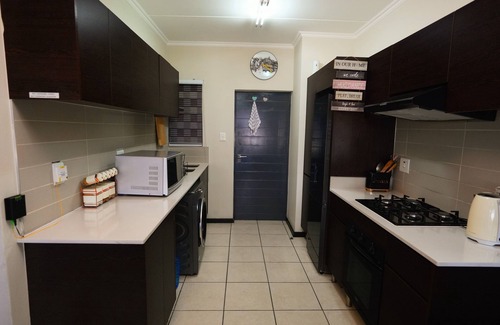 Greater Johannesburg Metropolitan Area Apartamento | Step into Comfort where contemporary design meets warm hospitality!