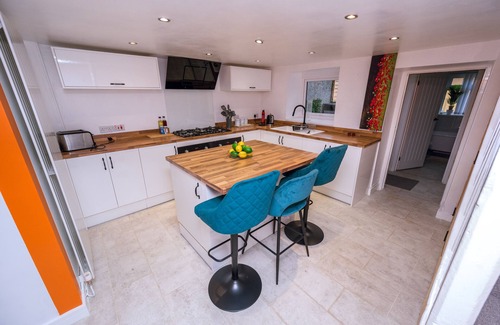 Port Talbot Casa | Pet-friendly accommodation with fenced garden 2 bedrooms, Secure bike shed .Cozy log burner Netflix