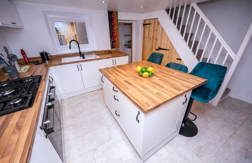 Port Talbot Casa | Pet-friendly accommodation with fenced garden 2 bedrooms, Secure bike shed .Cozy log burner Netflix