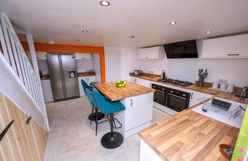 Port Talbot Casa | Pet-friendly accommodation with fenced garden 2 bedrooms, Secure bike shed .Cozy log burner Netflix