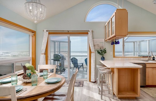 Oregon Coast Cabaña | Steps From Beach! BeachView, HotTub @pinpointstays