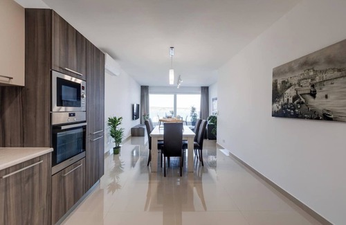 Għadira Apartamento | 🌊 Steps from Mellieha Beach! Spacious 3BR apartment with terrace 🌴✨ Perfect for families, friends & business stays.