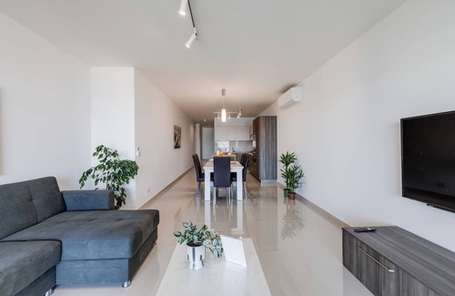 Għadira Apartamento | 🌊 Steps from Mellieha Beach! Spacious 3BR apartment with terrace 🌴✨ Perfect for families, friends & business stays.