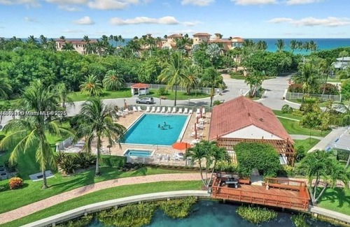 Jensen Beach Condominio | Steps from the beach! Spacious 2-bedroom condo in wonderful Jensen Beach