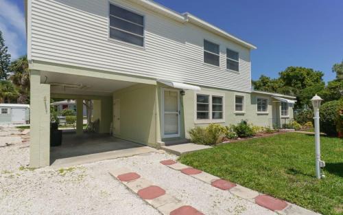 Siesta Key Village Casa | Steps to #1 Beach in America Siesta Beach!