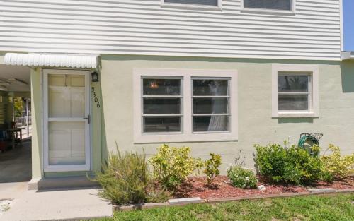 Siesta Key Village Casa | Steps to #1 Beach in America Siesta Beach!