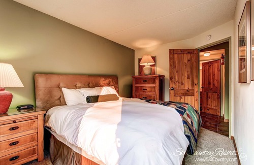 Peak 9 Condominio | Steps to Adventure, Remodeled Kitchen, Wi-Fi, Ski in/out, Gas Fireplace TE411