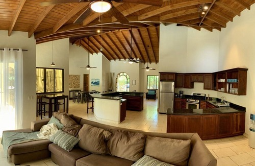Playa Negra Villa | Villa de vacaciones de 6 Bd con piscina en una comunidad cerrada. Pasos para el legendario surf break