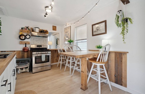 Hampton Casa | Steps to Beach | Updated Kitchen | Pat's Porch