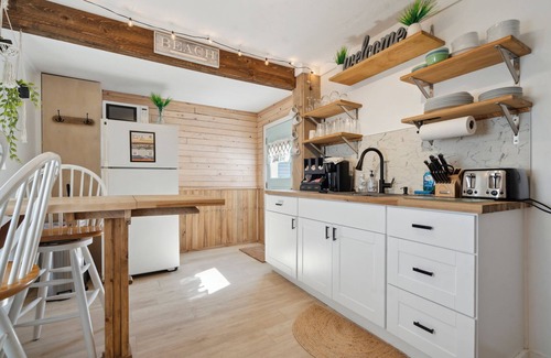 Hampton Casa | Steps to Beach | Updated Kitchen | Pat's Porch