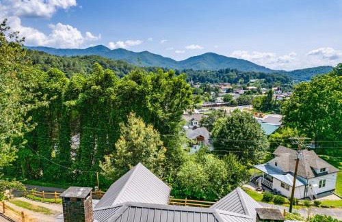 Bryson City Casa | STEPS TO BRYSON - MTN VIEWS, HOT TUB, FIREPIT, WALK TO TOWN!