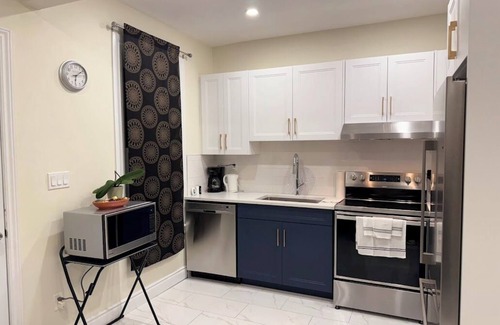Walkerville Casa | Steps to Caesars, Riverfront & Dining! Hot Tub Add-On, Sleeps 9 Guests