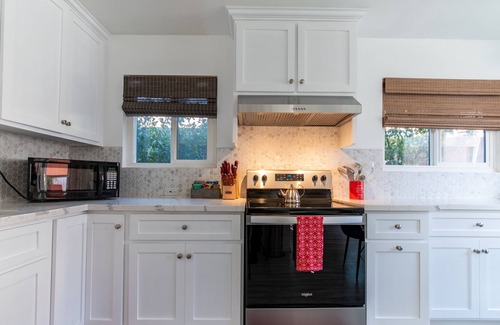 Bixby Knolls Casa | Steps to Dine & Shop, 2 Beds & 2 Baths, Garage Parking & Patio