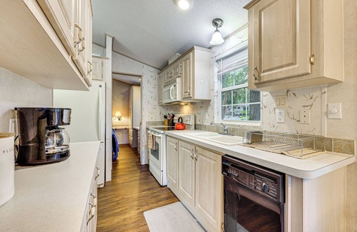 Salt Springs Casa | Steps to Lake Kerr: Home w/ Pool & Hot Tub Access!