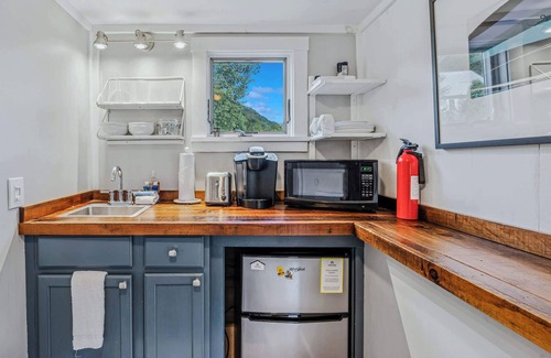 South Pomfret Casa | Steps to S6! Firepit, BBQ, Views! - Little House