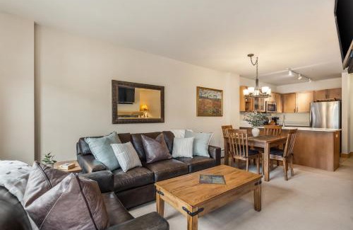 East Village at Copper Apartamento | Steps to Superbee Lift with Hot Tubs & Mountain Views