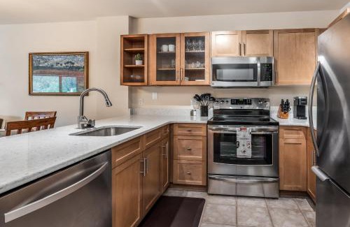 East Village at Copper Apartamento | Steps to Superbee Lift with Hot Tubs & Mountain Views