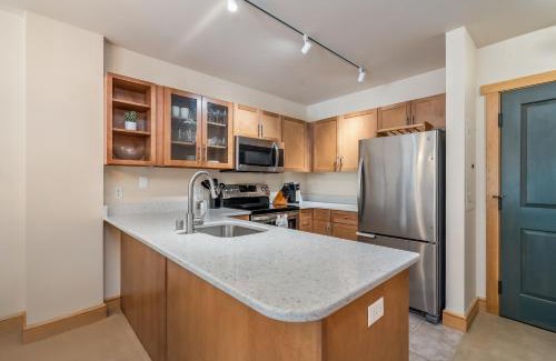 East Village at Copper Apartamento | Steps to Superbee Lift with Hot Tubs & Mountain Views