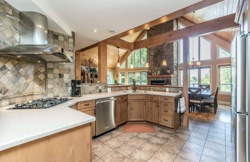 MacTier Casa | Stewart Lake Retreat ~ ¡Maravillosa playa con todas las campanas y silbidos!