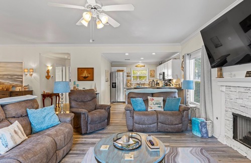 Dadeville Condominio | StillWaters Luxury Condo, Lakeside, Local Pool, Boat Slip, 2 BDR, 2BTH, Sleeps 6
