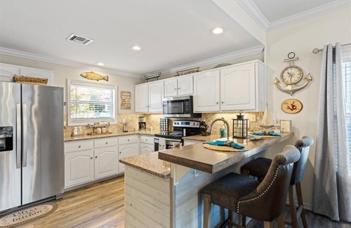 Dadeville Condominio | StillWaters Luxury Condo, Lakeside, Local Pool, Boat Slip, 2 BDR, 2BTH, Sleeps 6