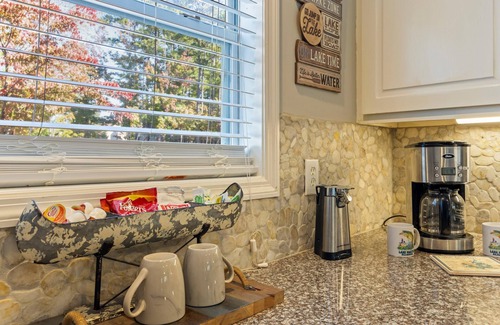 Dadeville Condominio | StillWaters Luxury Condo, Lakeside, Local Pool, Boat Slip, 2 BDR, 2BTH, Sleeps 6