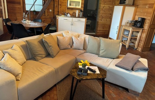 Kempenich Casa | Stilvolle Blockhütte mit Kaminofen - Nähe Nürburgring, Ahrtal und