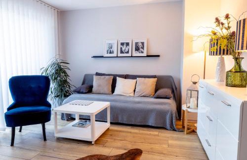 Heiligenwald Apartamento | Stilvolles Design-Apartment in Schiffweiler - Self-Check-in - 2 Parkplätze - WLAN - Balkon mit Gartenzugang - private Terrasse -ruhig gelegen - Nähe See & Wald - bis 4 Pers