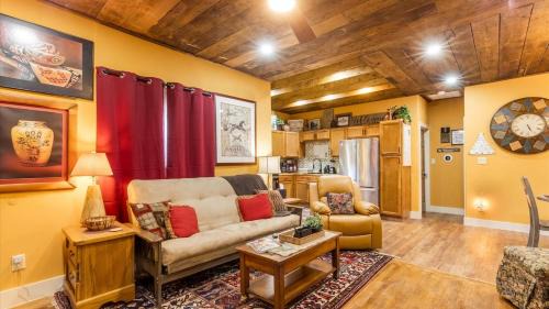Fort Worth Casa | Stockyards 5 mins, New, Sleeps 8 Cedar House, TCU
